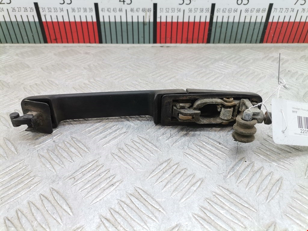 Ручка двери задней наружная правая VOLKSWAGEN Passat B3 1988-1993