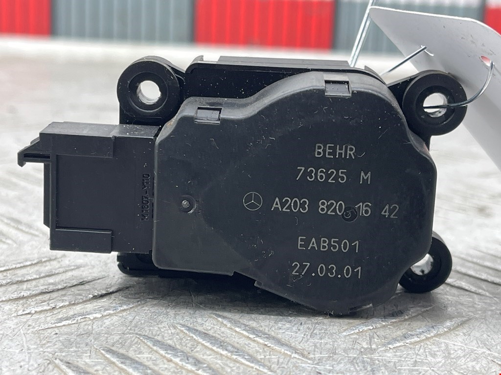 Сервопривод (электропривод моторчик привода) заслонки печки Mercedes C-Class (W203) (2000-2008)