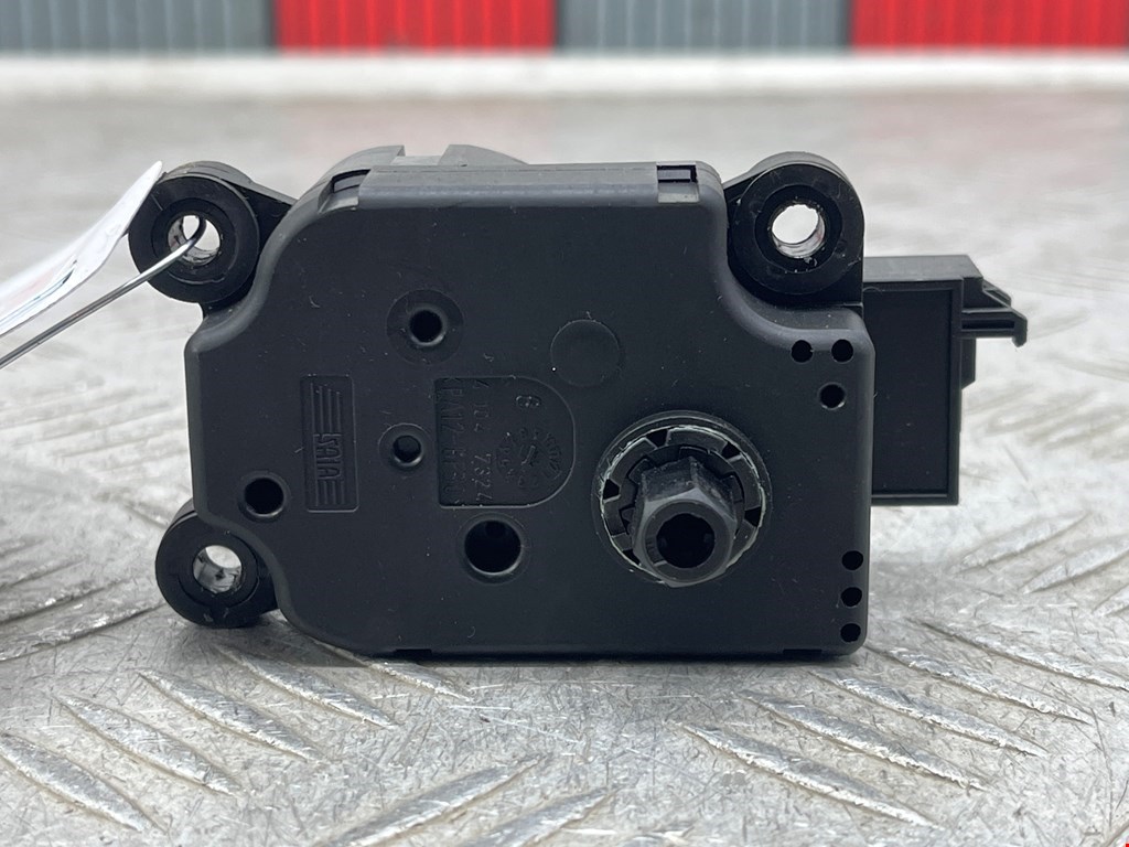 Моторчик заслонки печки MERCEDES-BENZ C-Class C-klasse W203 2000-2007