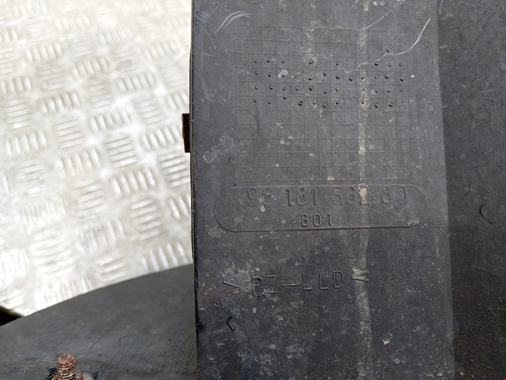 Локер (подкрылок) передний правый CITROEN Xantia 1993-2002