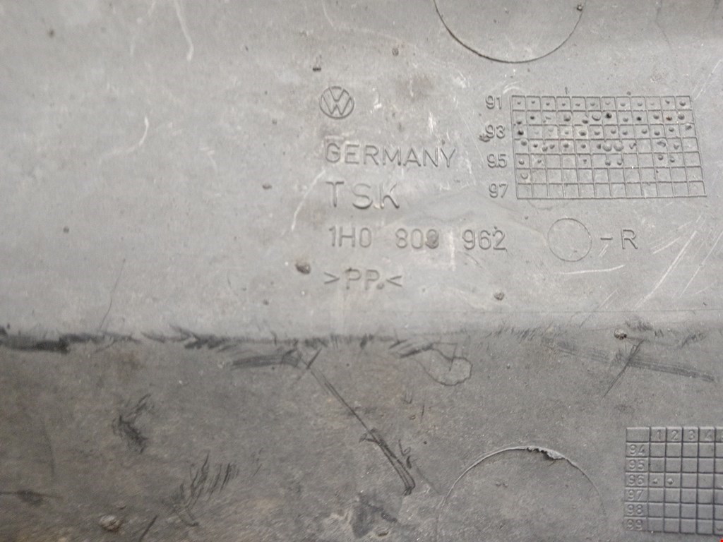 Локер (подкрылок) передний правый VOLKSWAGEN Golf III 1991-1997