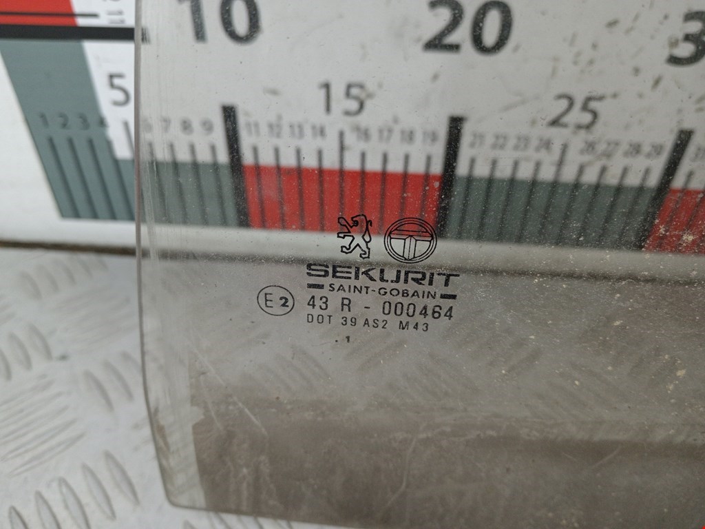 Стекло двери заднее левое PEUGEOT 605 1989-1999