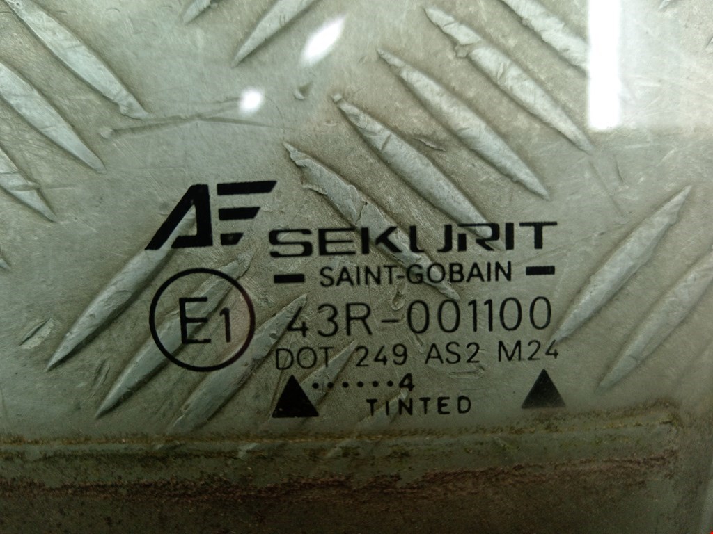 Стекло двери переднее левое SEAT Alhambra 1996-2010