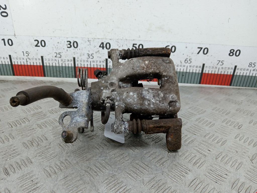 Суппорт задний левый Volkswagen Caddy 3 (2004-2015)