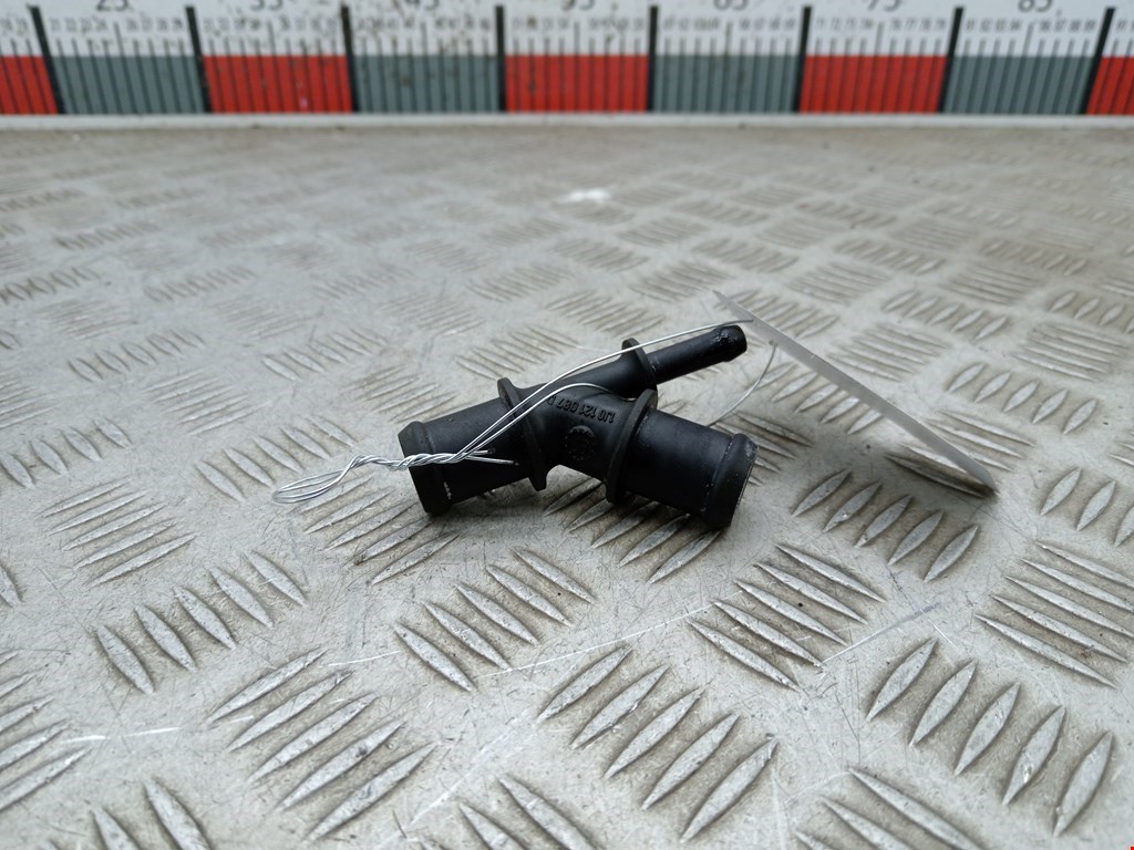 Фланец (штуцер системы охлаждения тройник) Skoda Octavia 1U (1996-2010)