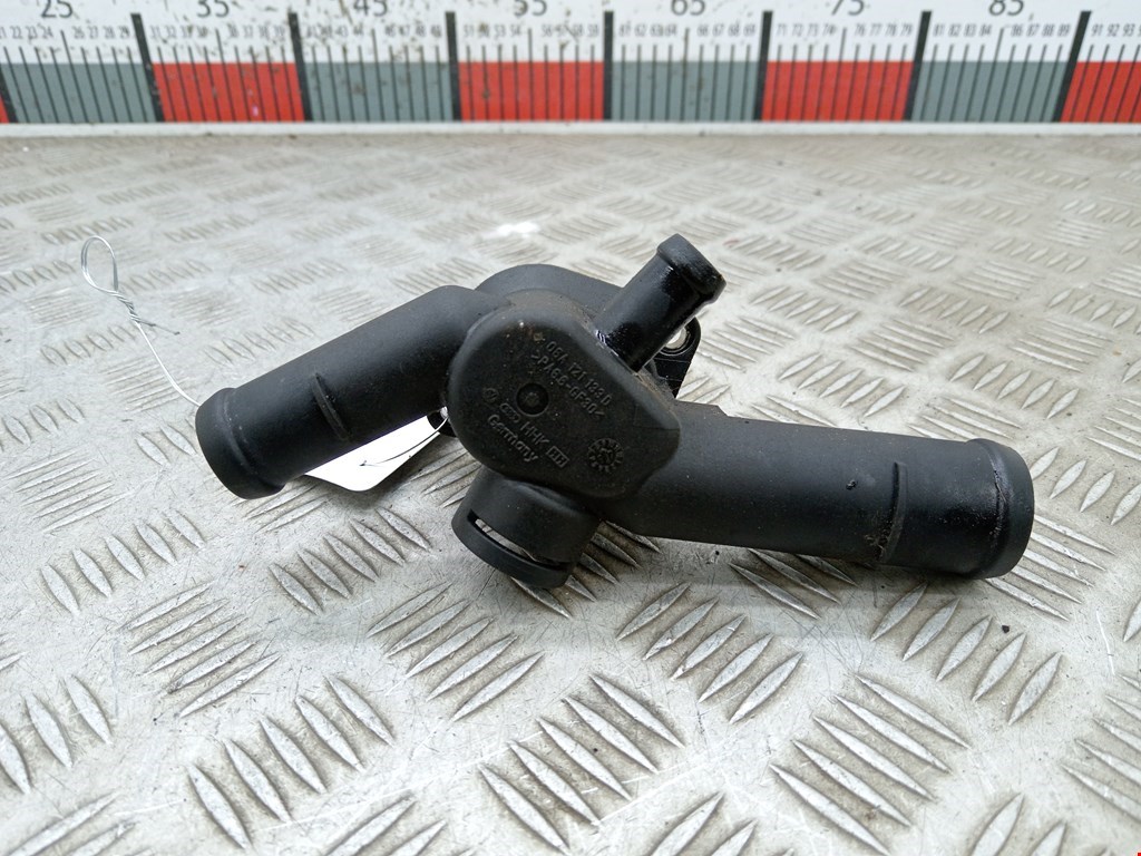 Фланец (штуцер системы охлаждения тройник) Skoda Octavia 1U (1996-2010)