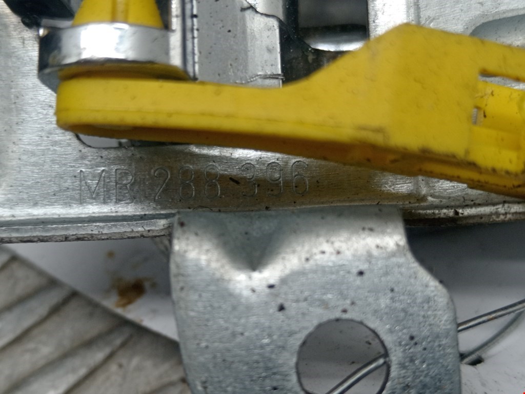 Ручка дверная передняя внутренняя правая MITSUBISHI Space Star 1999-2006