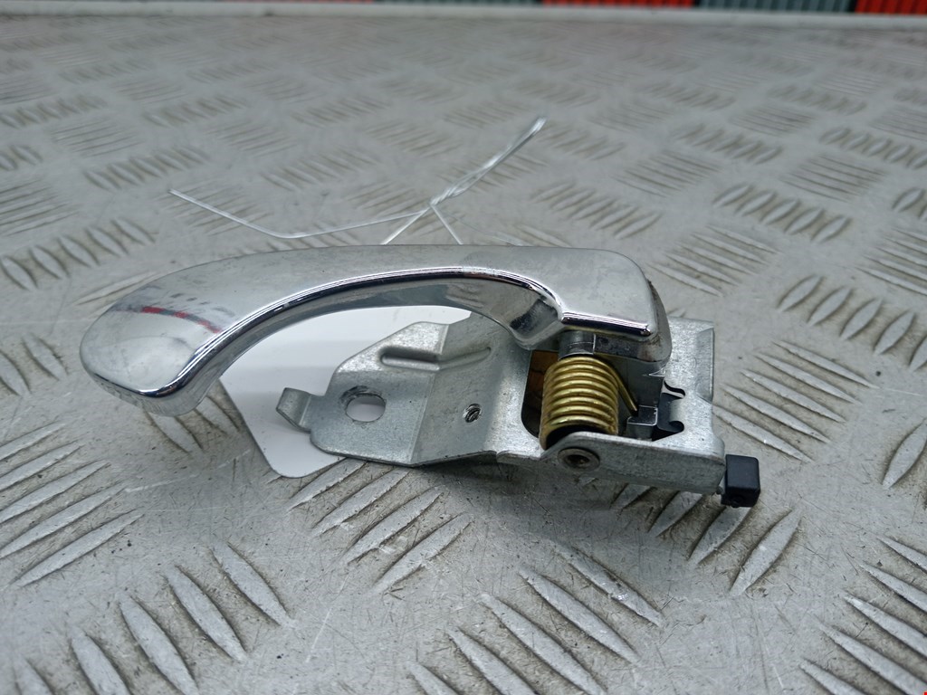 Ручка дверная задняя внутренняя левая MITSUBISHI Space Star 1999-2006