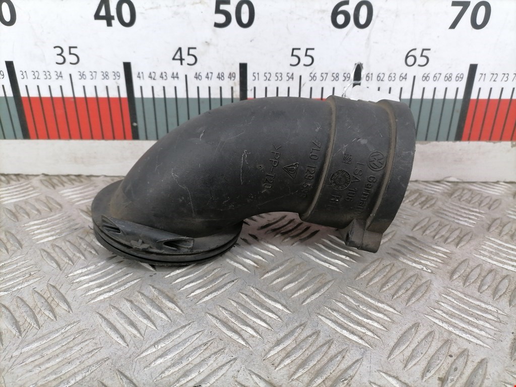 Патрубок воздушного фильтра VOLKSWAGEN Touareg 2002-2010