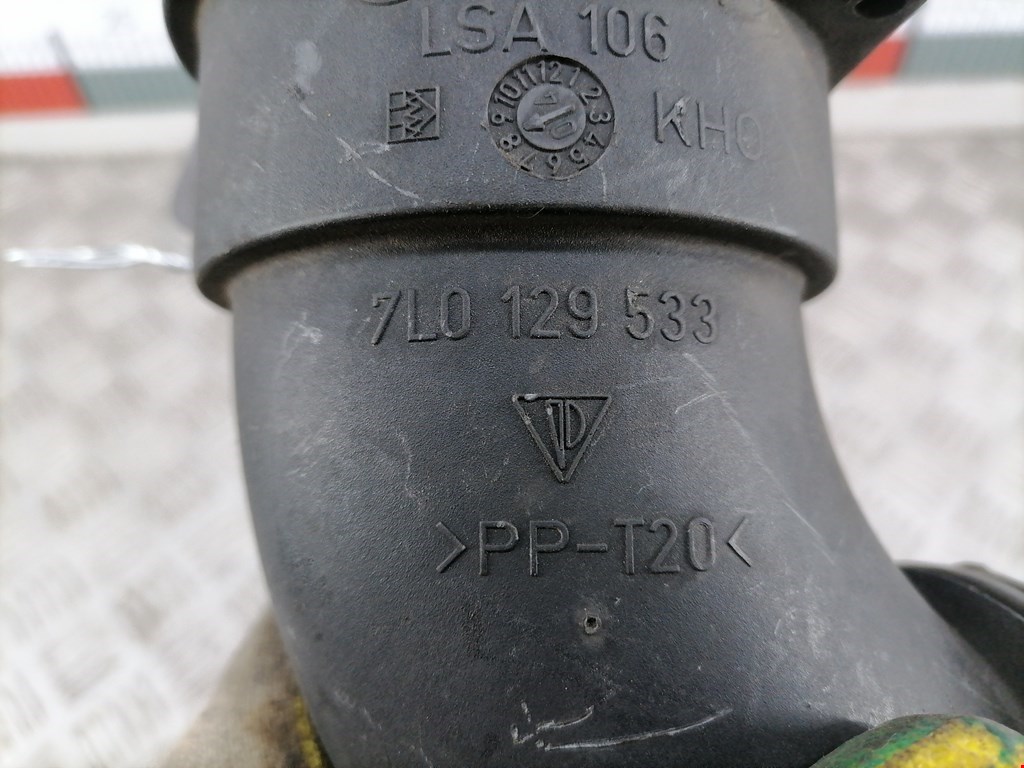 Патрубок воздушного фильтра VOLKSWAGEN Touareg 2002-2010