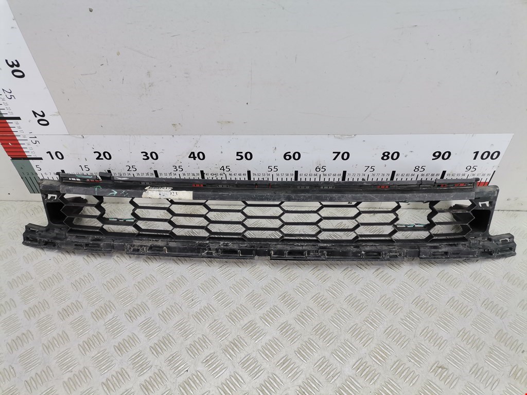 Решетка (заглушка) в бампер центральная Skoda Karoq (2017-2021)