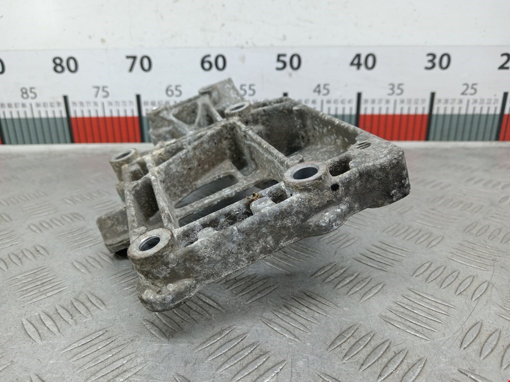 Кронштейн генератора SEAT Leon 2005-2012