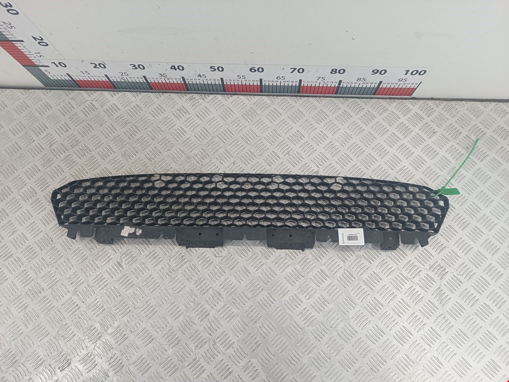 Решетка (заглушка) в бампер центральная Lada Priora (2007-2018)