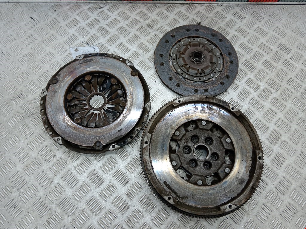 Маховик (демпфер сцепления) VOLKSWAGEN Golf V 2003-2009