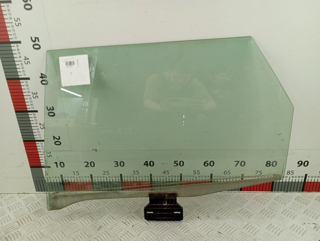 Стекло двери заднее левое AUDI A4 B6 2001-2005