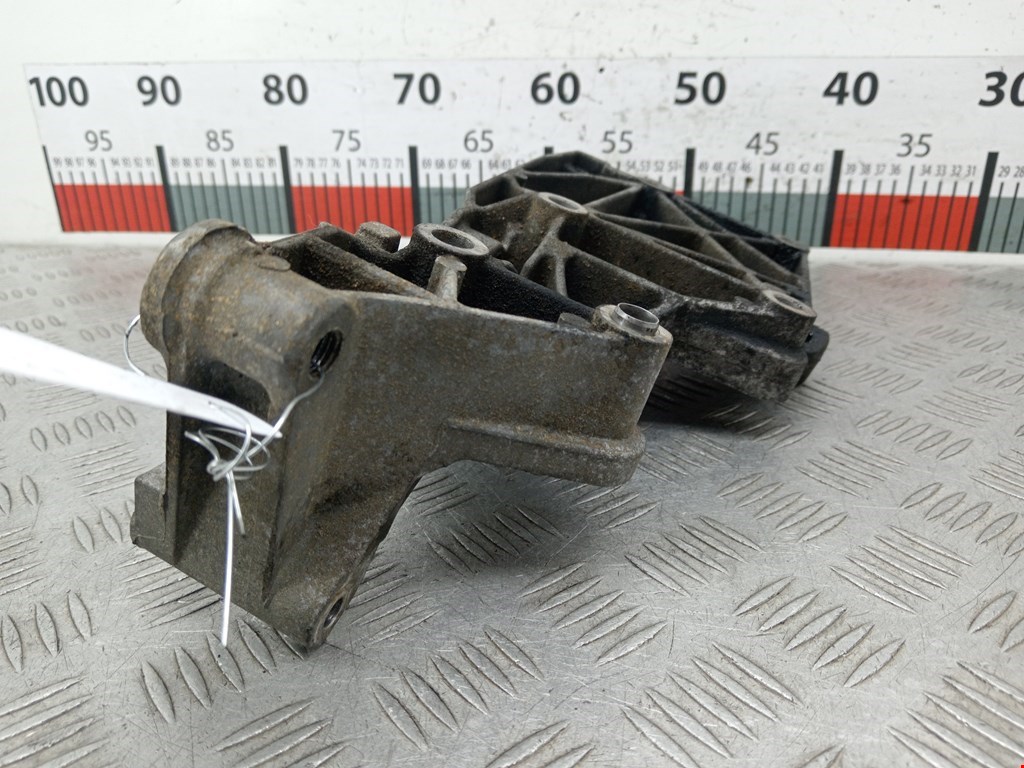 Кронштейн генератора SEAT Leon 2005-2012