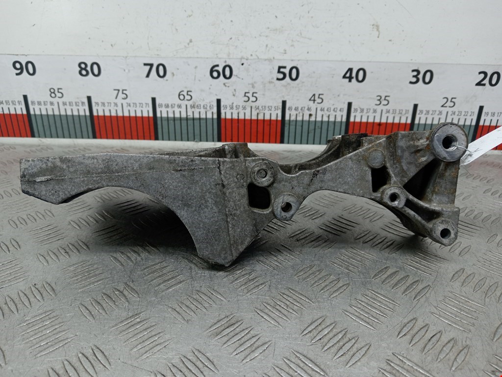 Кронштейн генератора SEAT Leon 2005-2012