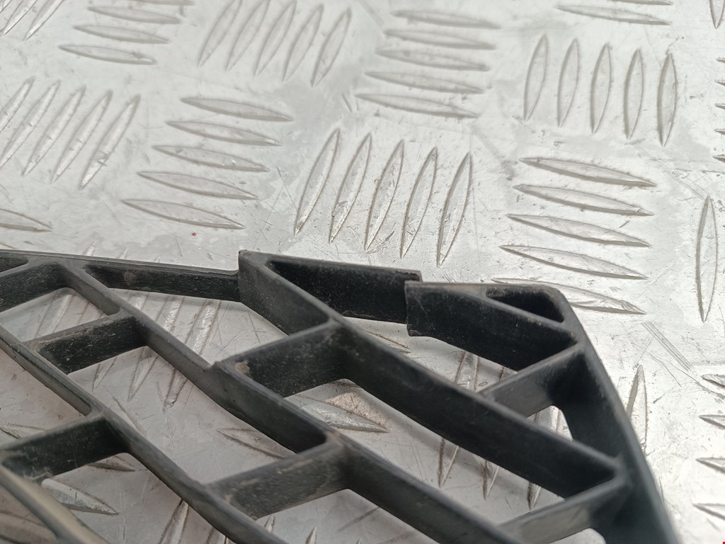 Кронштейн заднего бампера центральный VOLKSWAGEN Touareg 2010-2018