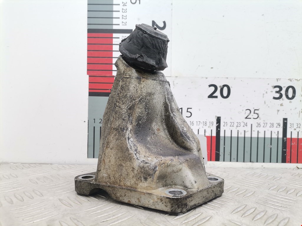 Кронштейн (крепление лапа) двигателя Audi A6 C5 (1997-2005)