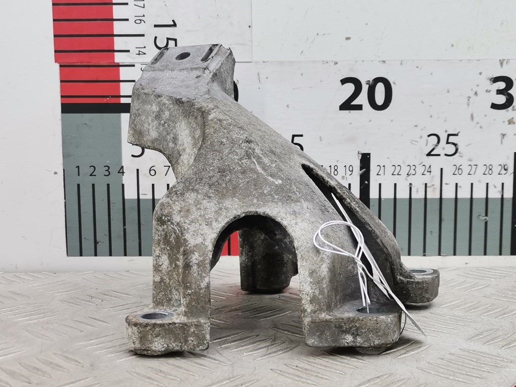 Кронштейн (крепление лапа) двигателя Audi A4 B6 (2000-2006)