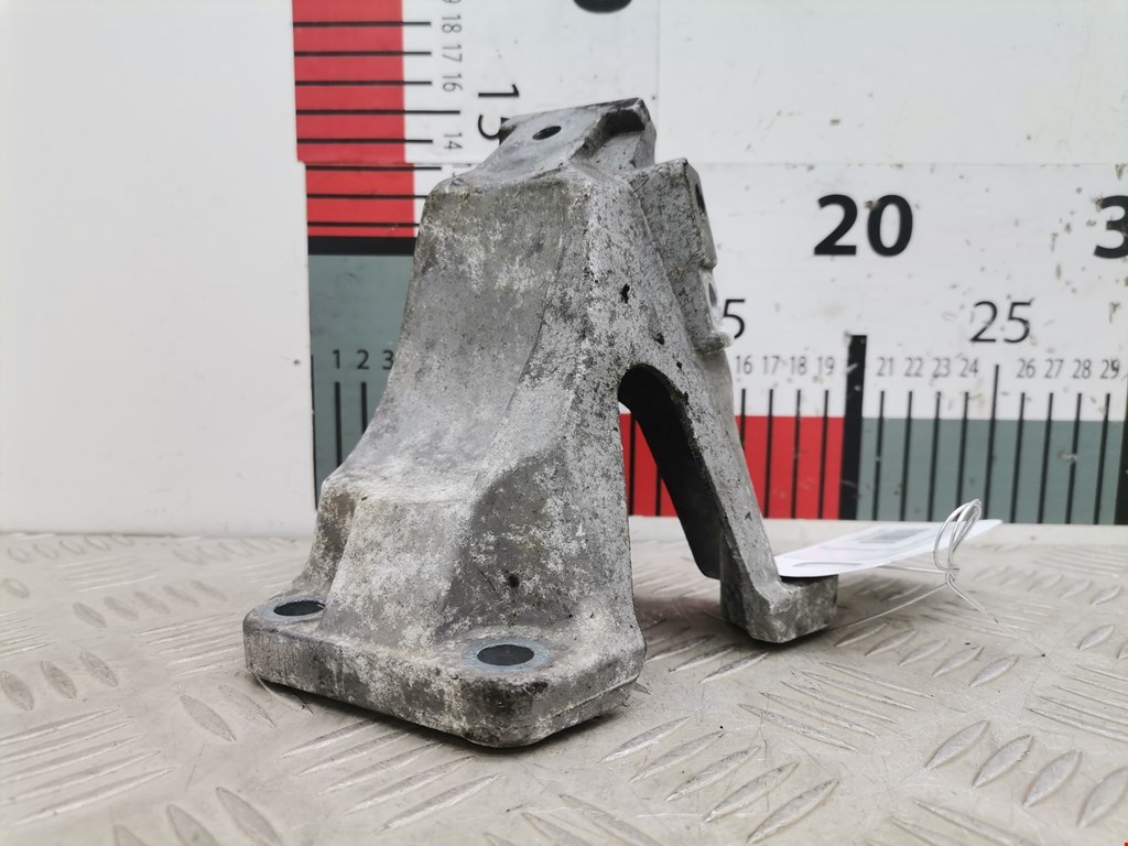 Кронштейн (крепление лапа) двигателя Audi A4 B6 (2000-2006)