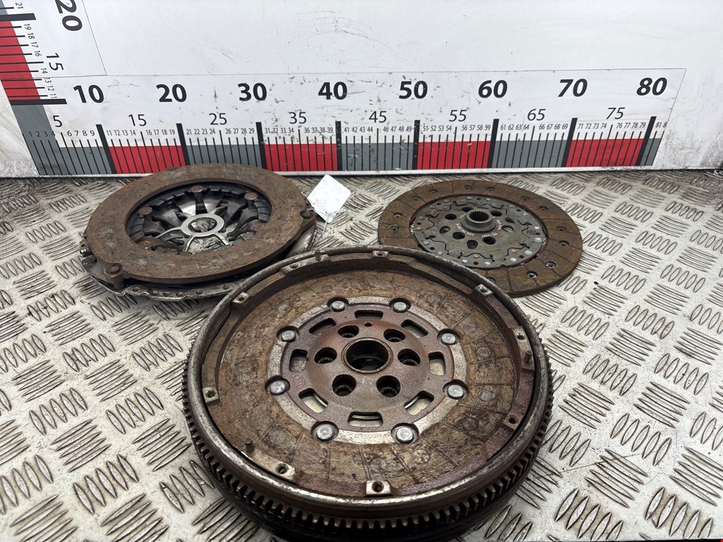 Маховик (демпфер сцепления) VOLKSWAGEN Golf V 2003-2009