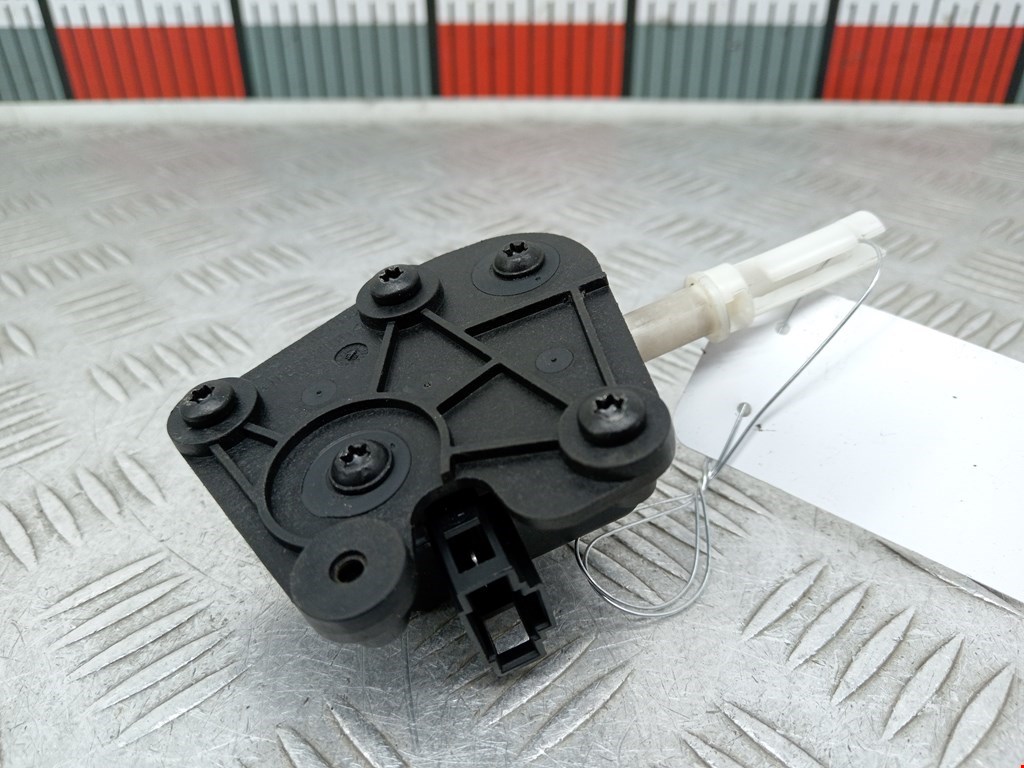 Сервопривод (электропривод моторчик привода) замка крышки багажника Audi A3 8P (2003-2013)