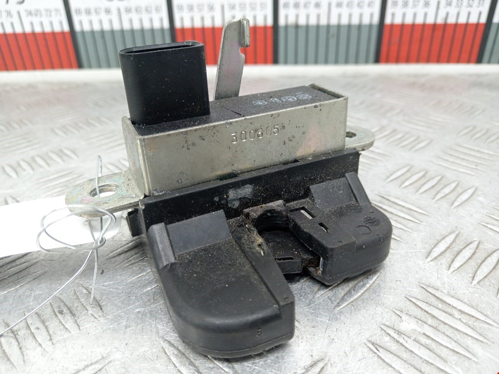 Замок багажника (крышки двери) VOLKSWAGEN Touran 2003-2010