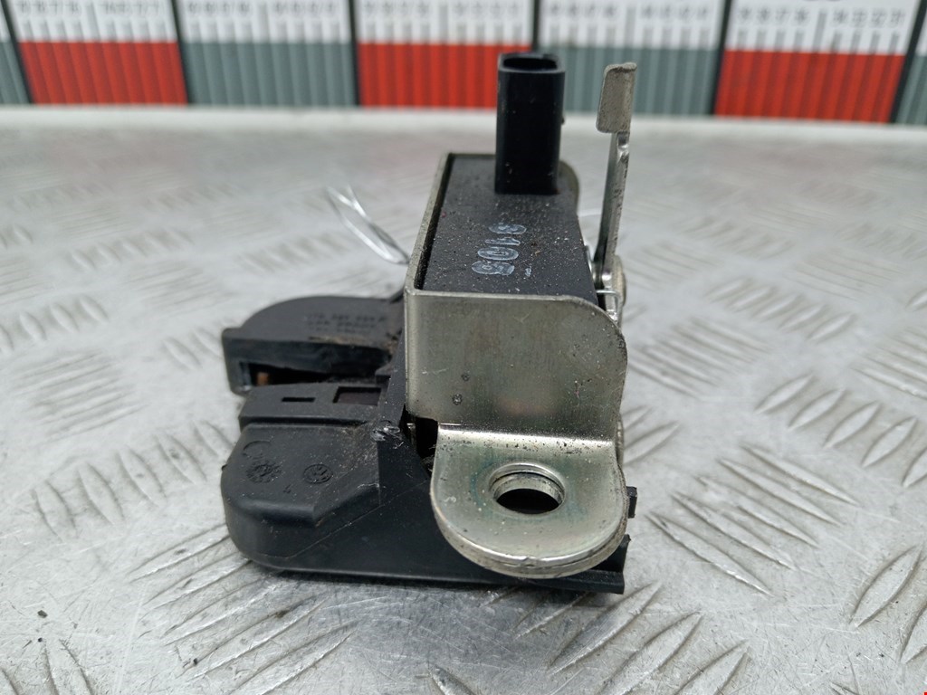 Замок багажника (крышки двери) VOLKSWAGEN Touran 2003-2010