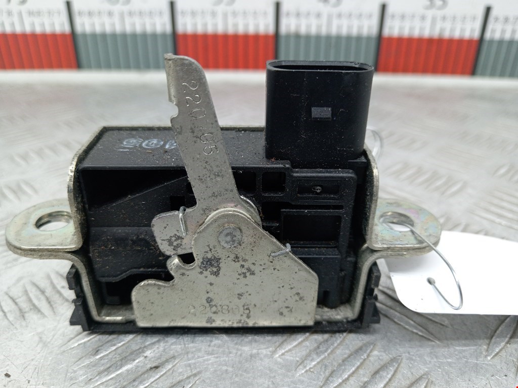 Замок багажника (крышки двери) VOLKSWAGEN Touran 2003-2010