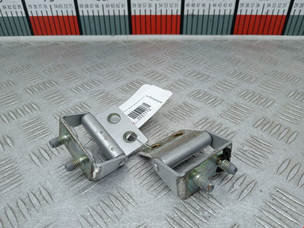 Петля крышки (двери) багажника Mazda Demio 1 DW (1996-2003)