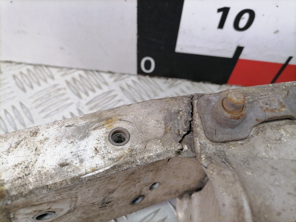 Усилитель переднего бампера (передний) MERCEDES-BENZ C-Class C-klasse W204 2007-2015