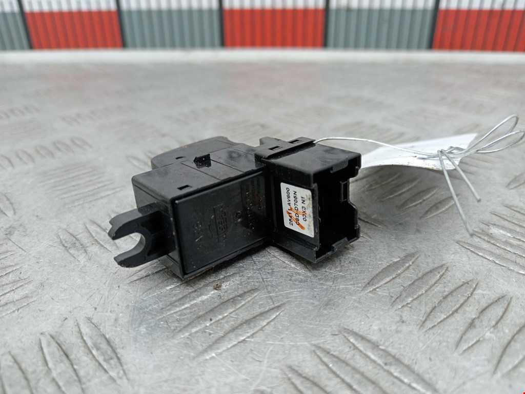 Кнопка стеклоподъемника NISSAN Primera P12 2002-2008