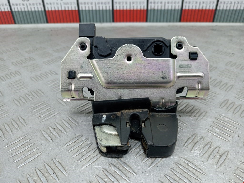 Замок багажника (крышки двери) OPEL Zafira B 2005-2012
