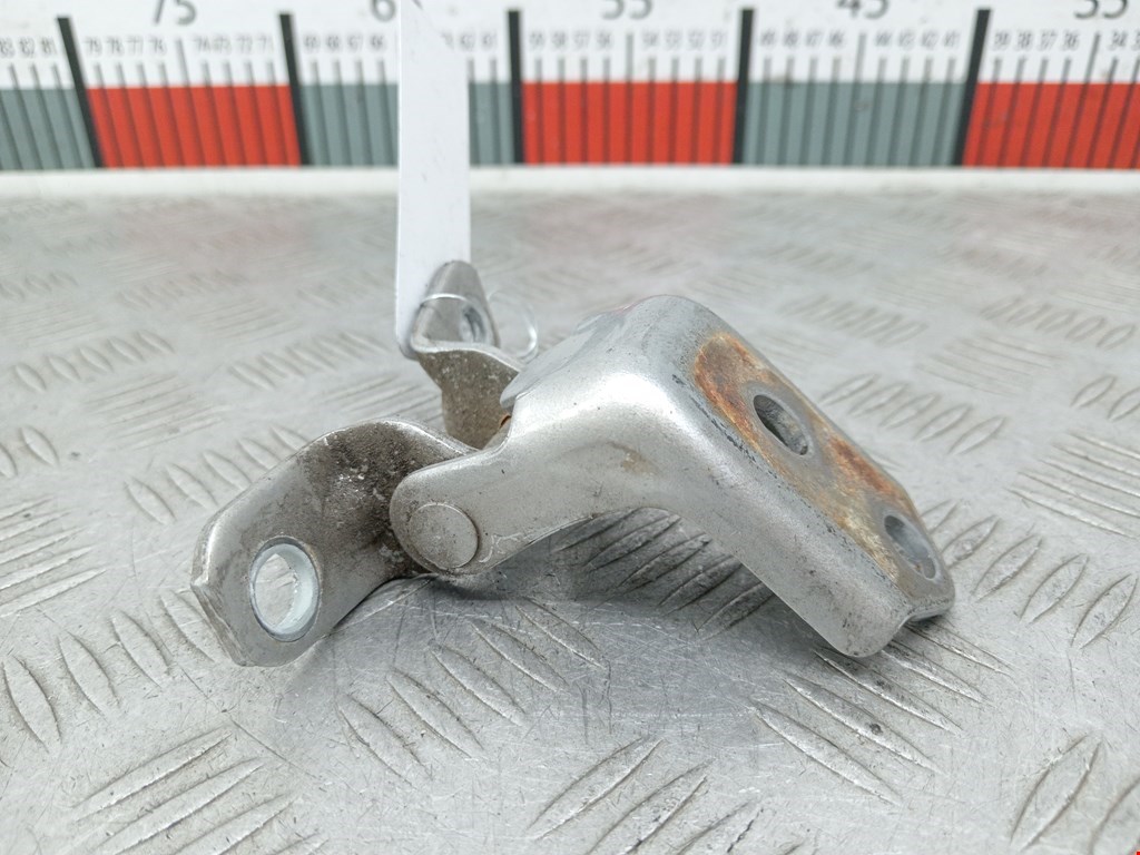 Петля двери передней правой Mazda 5 CR (2005-2010)