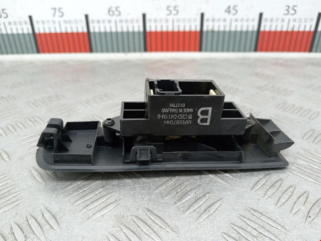 Кнопка стеклоподъемника MITSUBISHI Colt Z3 2003-2012