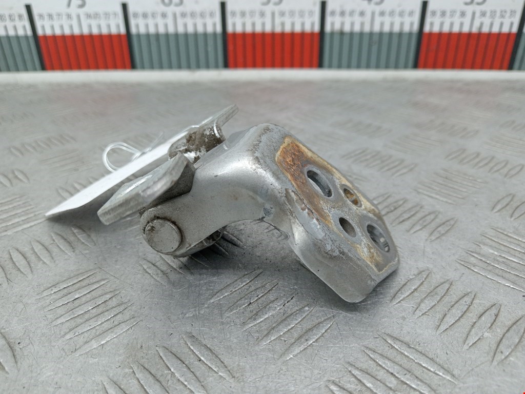 Петля двери передней правой Mazda 5 CR (2005-2010)