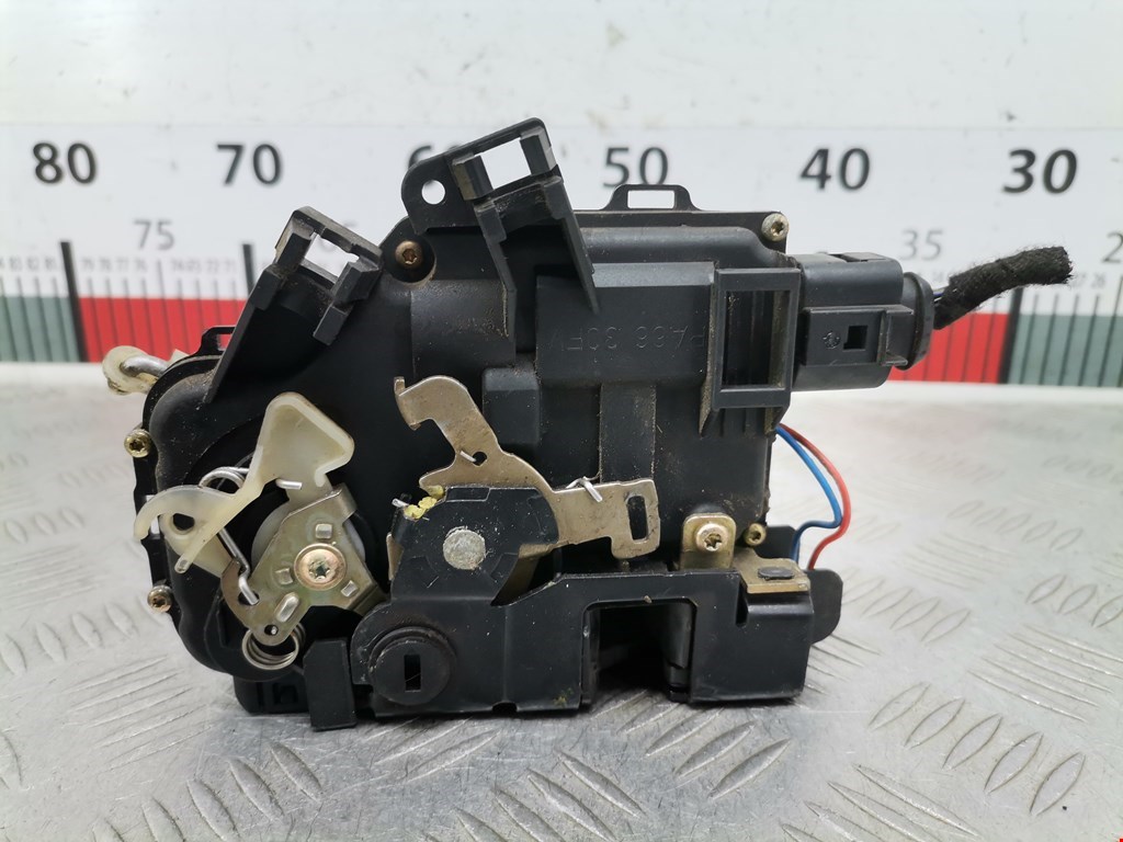 Замок двери задней левой AUDI A6 C5 1997-2004