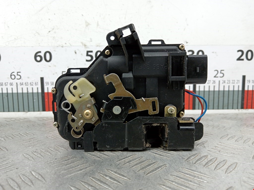 Замок двери передней левой AUDI A4 B6 2001-2005