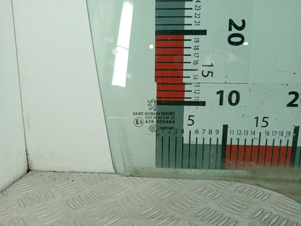 Стекло двери переднее правое PEUGEOT 206 1998-2012