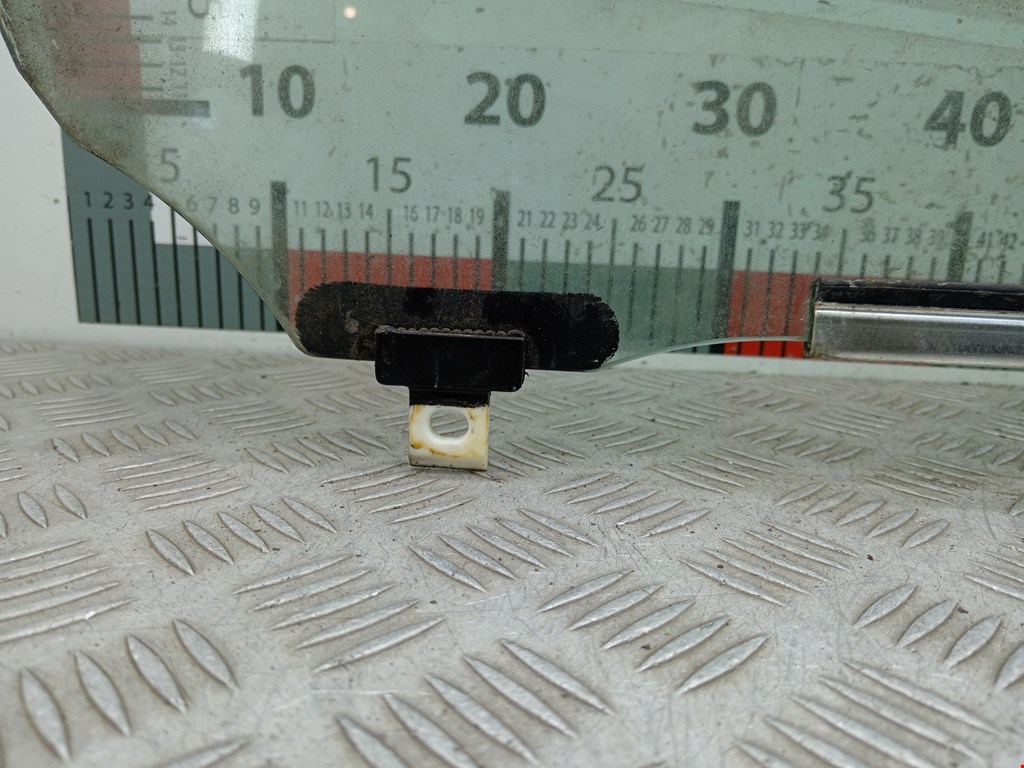 Стекло двери переднее правое TOYOTA Yaris II XP50 2005-2011