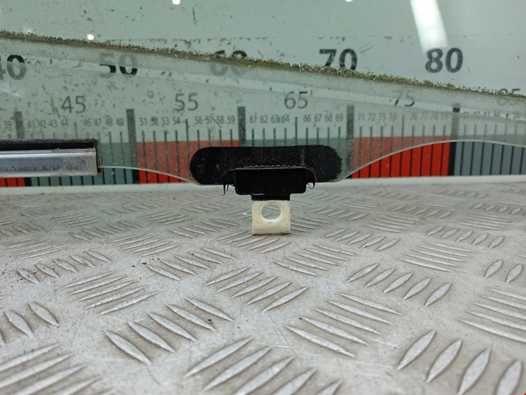 Стекло двери переднее правое TOYOTA Yaris II XP50 2005-2011