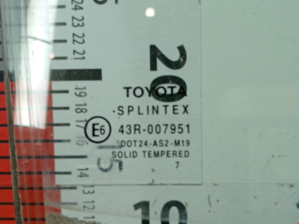 Стекло двери переднее правое TOYOTA Yaris II XP50 2005-2011