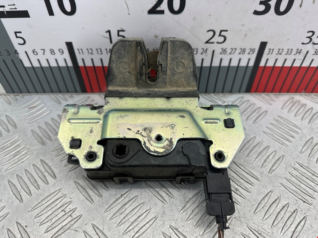 Замок багажника (крышки двери) OPEL Astra H/Family 2004-2015