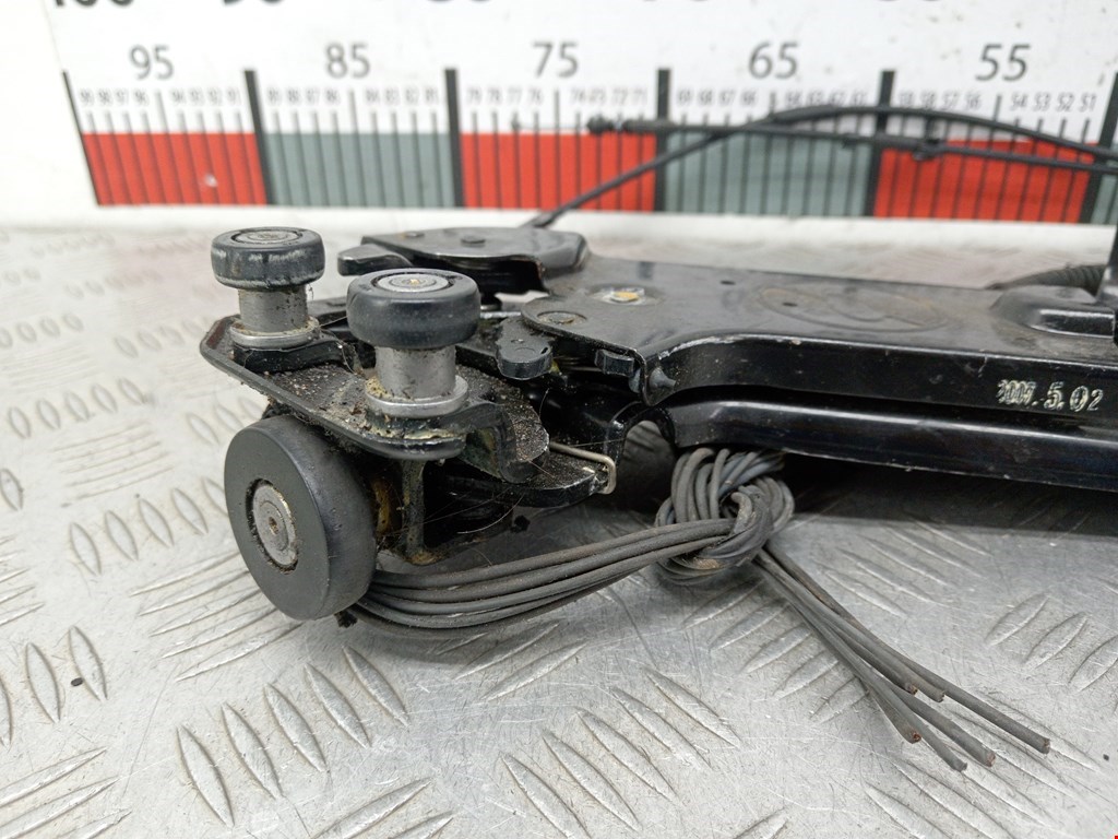 Ролик двери сдвижной (левый/правый средний верхний/нижний) KIA Carnival II 2006-2014