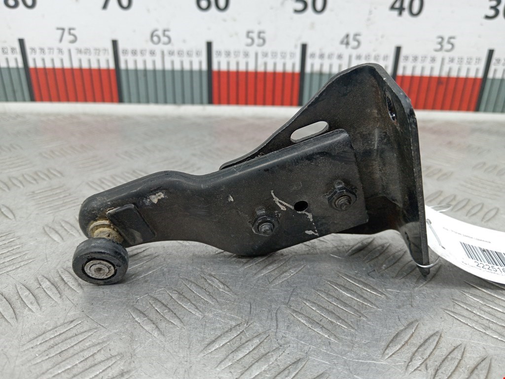 Ролик двери сдвижной (левый/правый средний верхний/нижний) KIA Carnival II 2006-2014