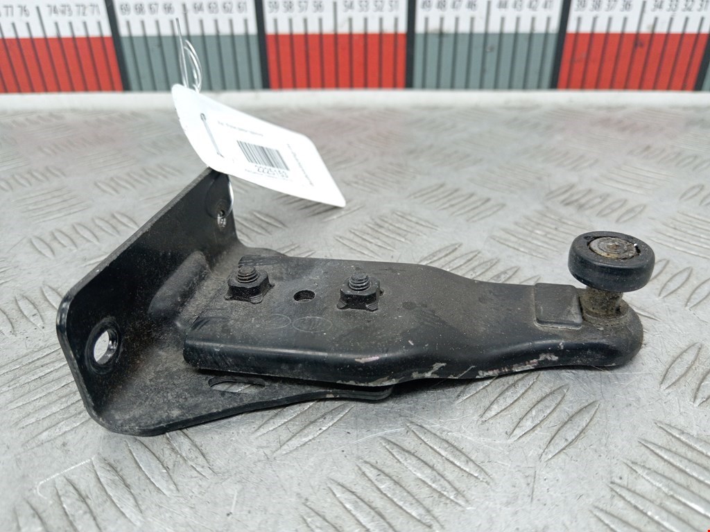 Ролик двери сдвижной (левый/правый средний верхний/нижний) KIA Carnival II 2006-2014