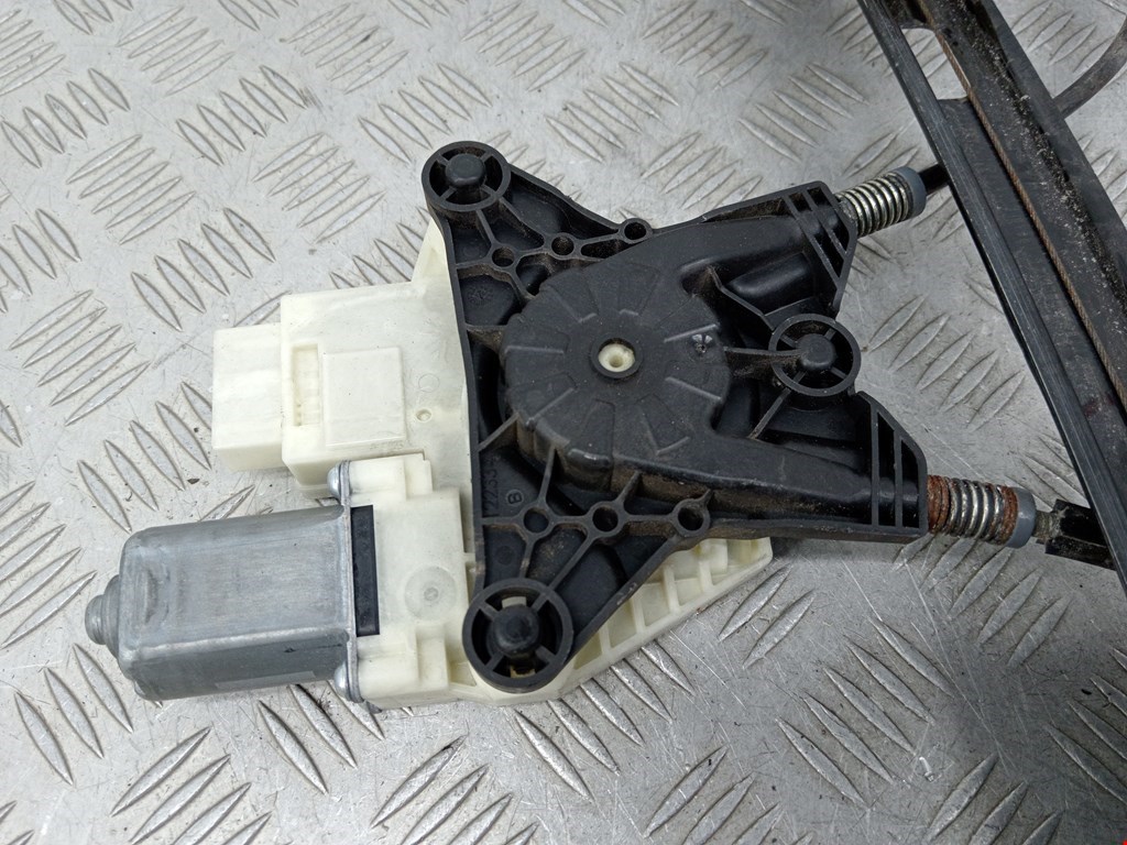 Стеклоподъемник передний правый SKODA Rapid 2012-2020