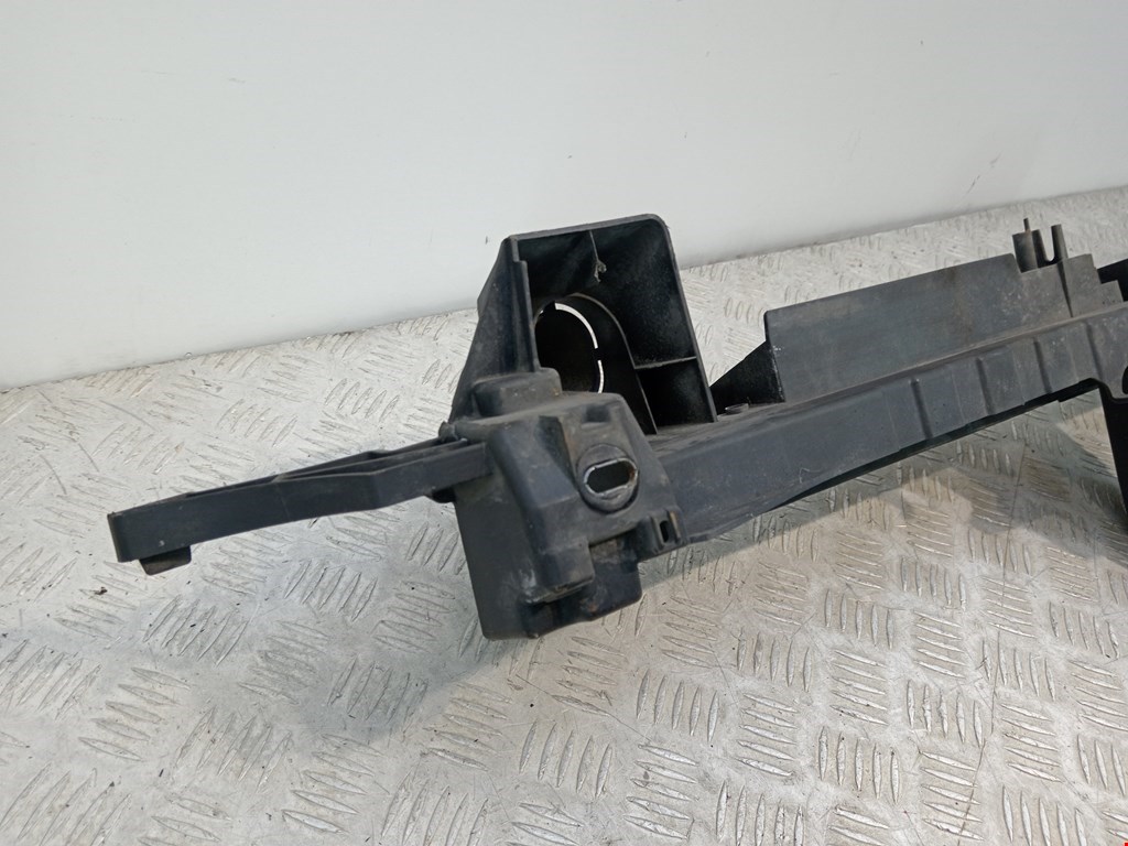 Кронштейн переднего бампера центральный PEUGEOT 3008 2009-2016