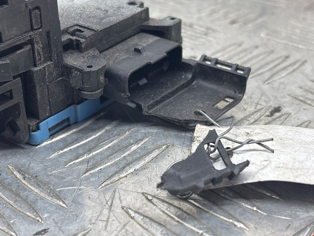 Замок двери задней правой PEUGEOT 207 2006-2015